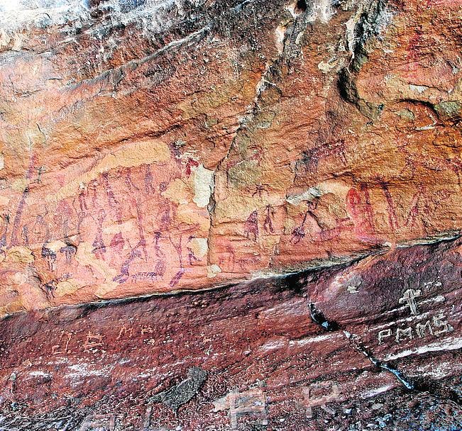 Abrigos de Los Grajos. Cieza. Ubicación: Sierra de Ascoy. Estilo: Levantino y esquemático (6.000-2.000 aC). Destaca por: Una escena espectacular de danza alrededor de un personaje.