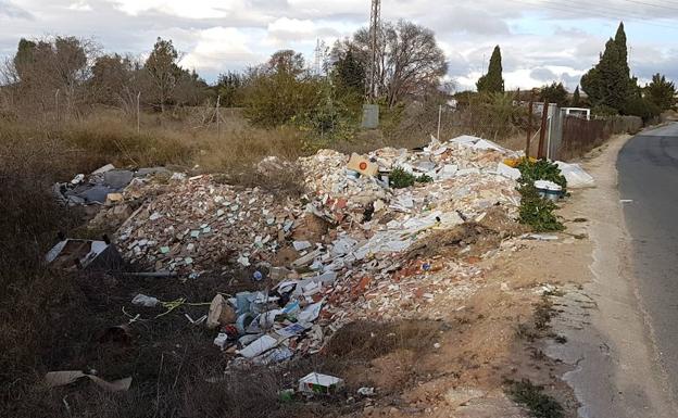 El vertedero ilegal, en el camino de la Almazara, en Guadalupe.