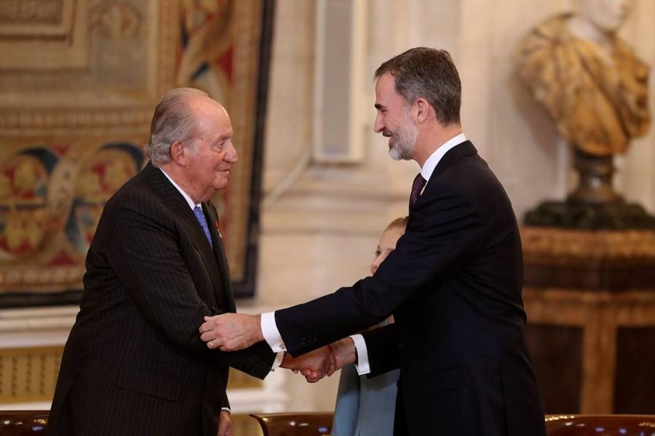 El Rey Felipe VI impone a la Princesa de Asturias el Collar del Toisón de Oro la máxima distinción que concede la Familia Real española.