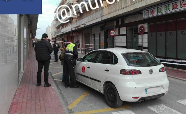 Servicios del Ayuntamiento junto al edificio desalojado. 