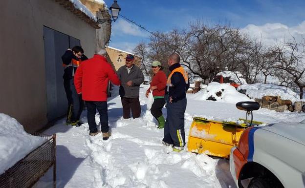 Protección Civil de Moratalla durante el rescate de un anciano que necesitaba diálisis. 