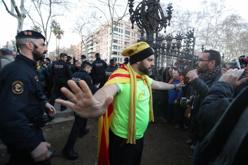 Un grupo de independentistas ha intentado derribar las vallas que protegen la puerta principal de acceso a la cámara catalana