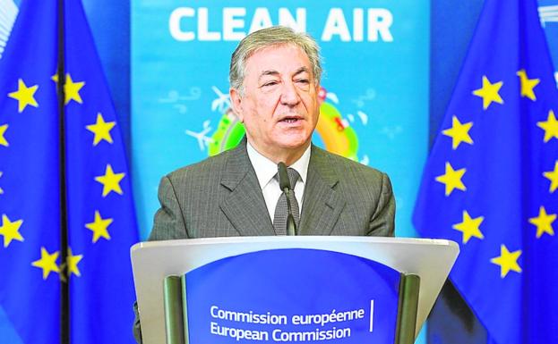 El comisario europeo de Medio Ambiente, Karmenu Vella, ayer en la rueda de prensa en Bruselas.