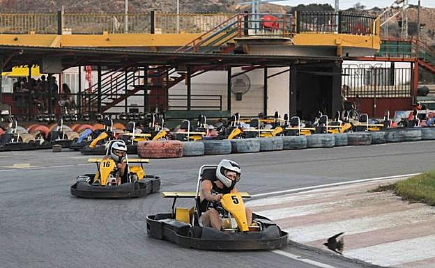 Dos jóvenes, a los mandos de sendos karts en La Manga Gokart.