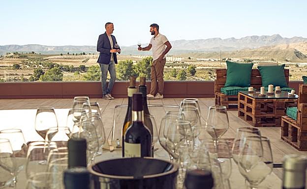 Dos jóvenes disfrutan de una cata de vinos en las instalaciones de la bodega jumillana.