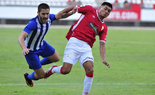 Fede Vega en un partido durante su etapa en el Real Murcia.