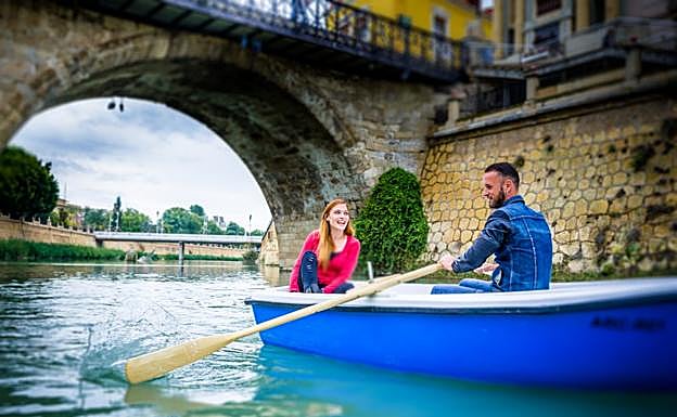 Unos jóvenes navegan por el Segura.