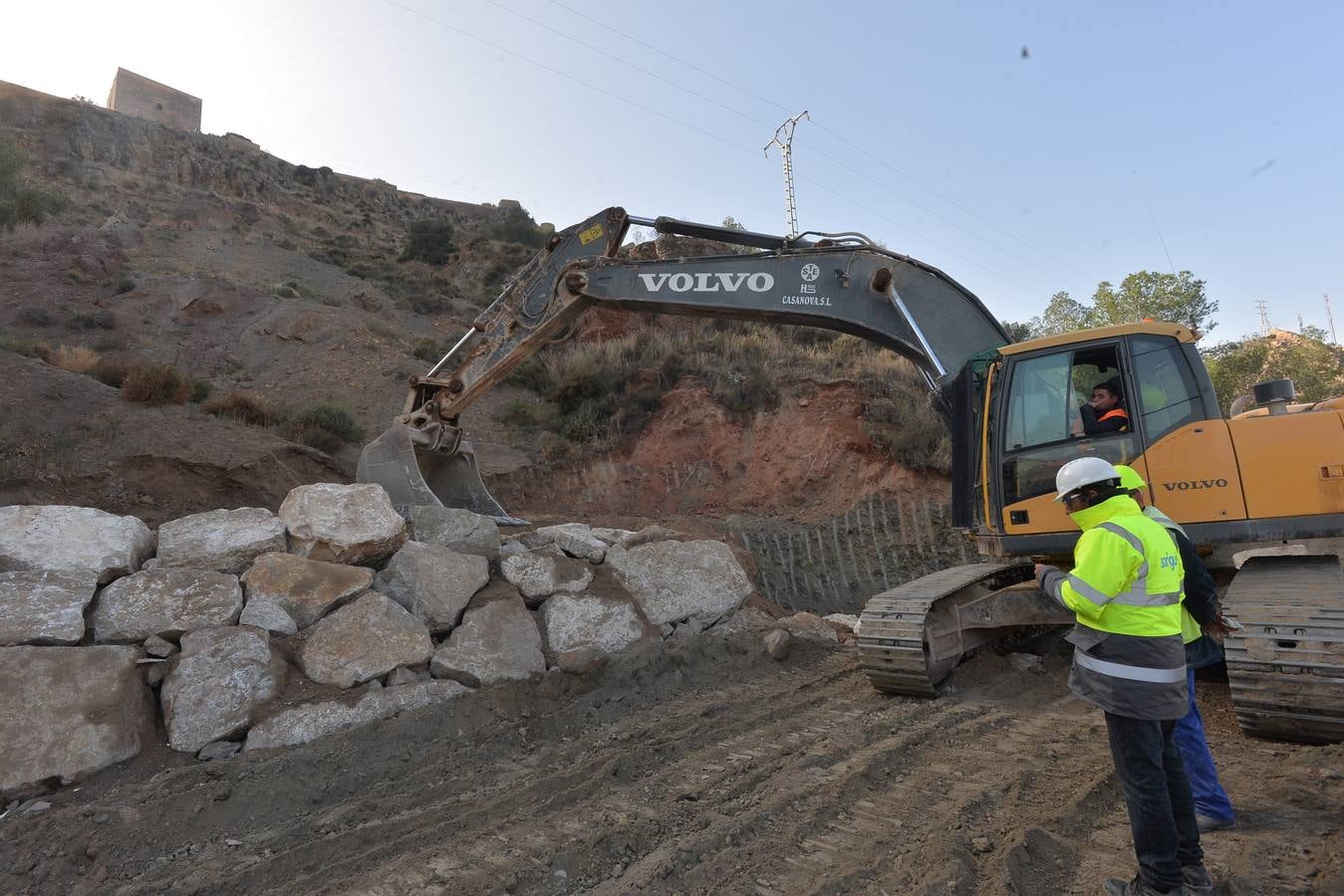 Las brigadas levantan un muro de piedra de ocho metros para estabilizarel macizo rocoso en la carretera de La Parroquia 