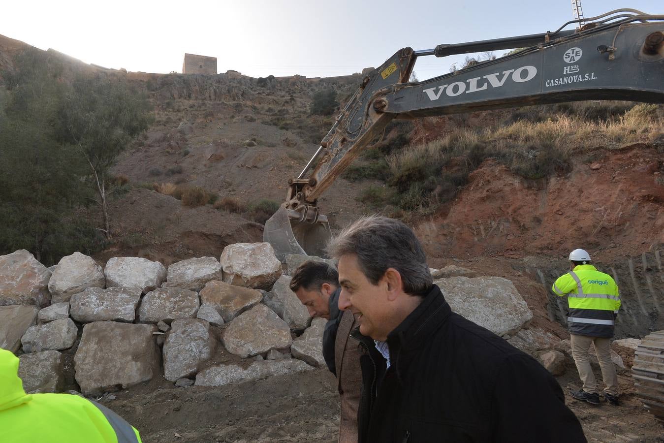 Las brigadas levantan un muro de piedra de ocho metros para estabilizarel macizo rocoso en la carretera de La Parroquia 