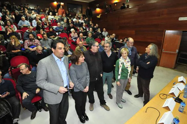 Los ponentes y asistentes al acto celebrado ayer en el edificio Moneo de Murcia.