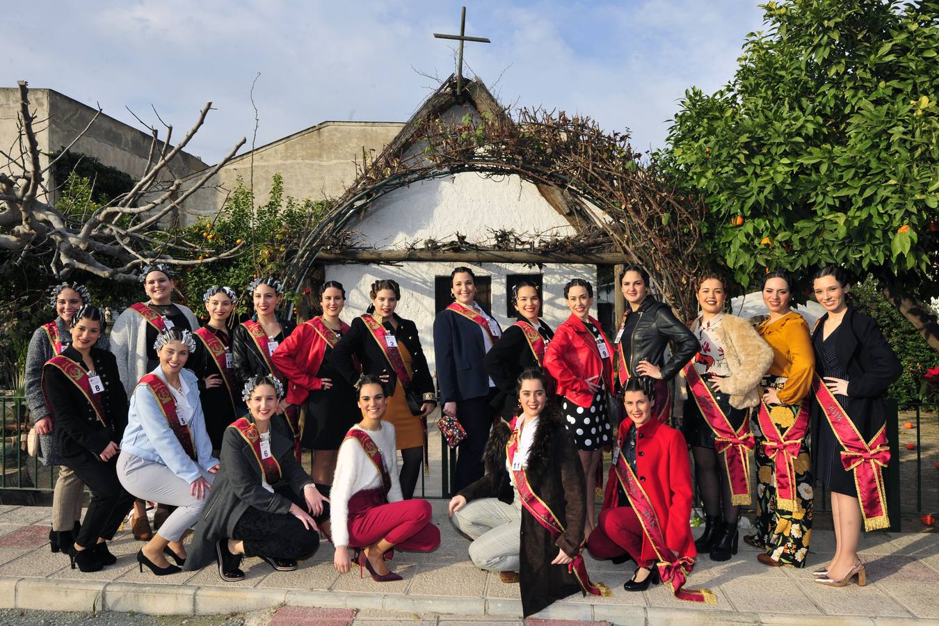 Las 20 aspirantes a Reina de la Huerta viajaron este jueves a Madrid para mostrar sus aptitudes y lucir sus trajes de gala en una convivencia