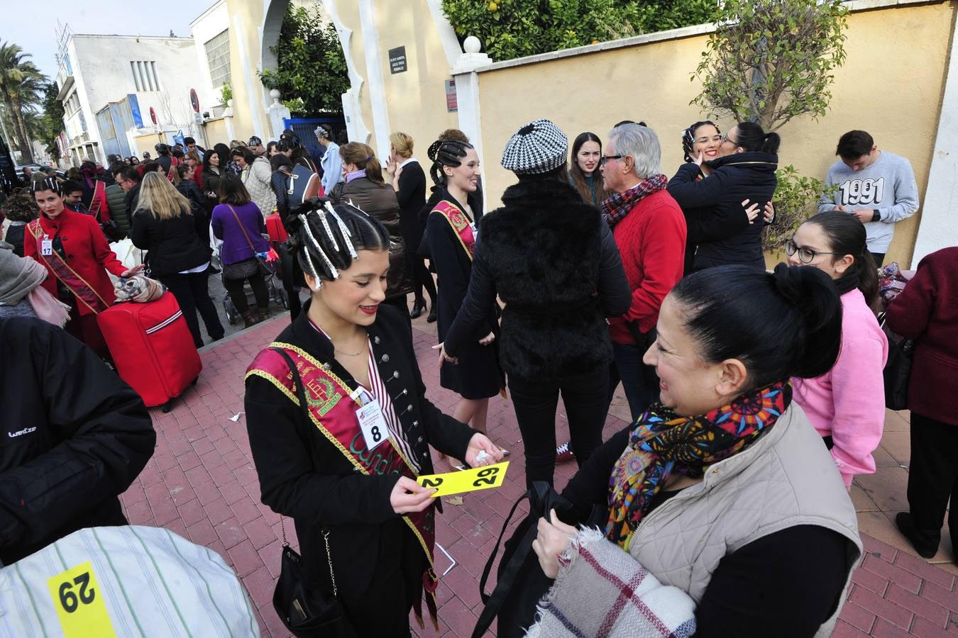 Las 20 aspirantes a Reina de la Huerta viajaron este jueves a Madrid para mostrar sus aptitudes y lucir sus trajes de gala en una convivencia