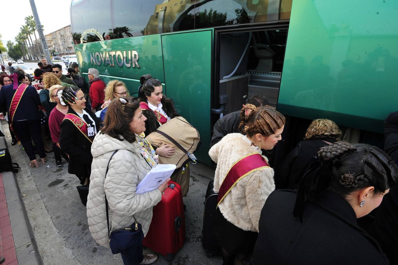 Las 20 aspirantes a Reina de la Huerta viajaron este jueves a Madrid para mostrar sus aptitudes y lucir sus trajes de gala en una convivencia