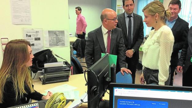 El consejero Andrés Carrillo y la alcaldesa Clavero, ayer, en la oficina de la Agencia Tributaria.