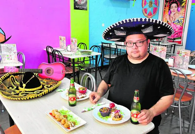 Jorge Mendoza, propietario de La Katrina, sentado a la mesa de su restaurante.