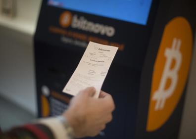 Imagen secundaria 1 - Curro Quevedo cambia euros por bitcoins en el cajero instalado en la tienda Zooo de Madrid.
