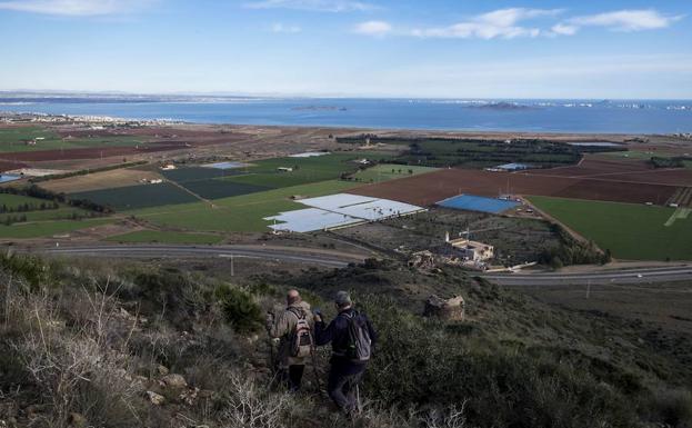 Panorámica del Mar Menor, con cultivos en primer término, desde el Monte Miral.