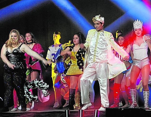 Representación para niños, antes de la elección de la reina infantil, en el Pabellón Central.