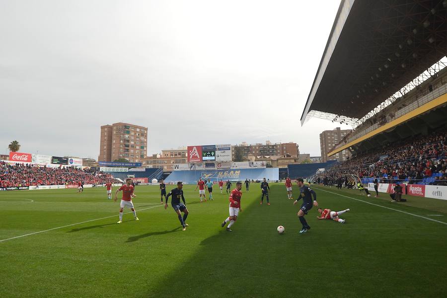 Un gol de Chrisantus en el descuento le sirve al Murcia para no irse de vacío de La Condomina, que registró un ambiente espectacular