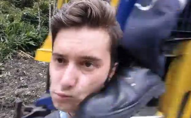 Jared Michael. Un turista canadiense quiso sacarse un ‘selfie’ al paso de un tren en Perú. No contó con que al maquinista se le ocurriera sacar fuera el pie y le propinara una patada en la cara para darle una lección.