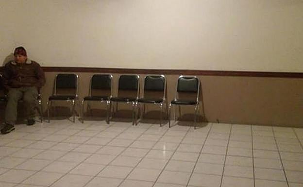 La soledad de un hombre en el velatorio de su mujer desata una ola de solidaridad