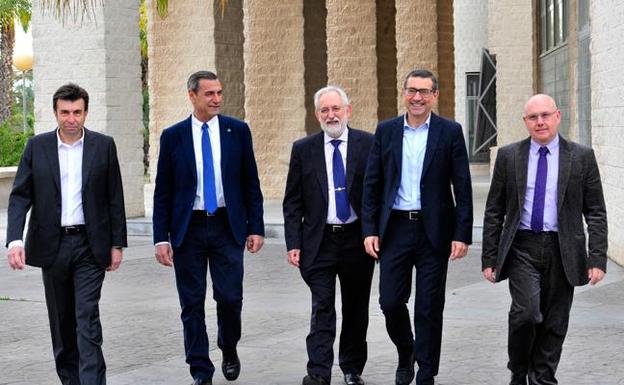 Pablo Artal, Pedro Lozano, Emilio Martínez Navarro, José Luján y José Antonio Gómez, paseando, ayer, por el campus de Espinardo.