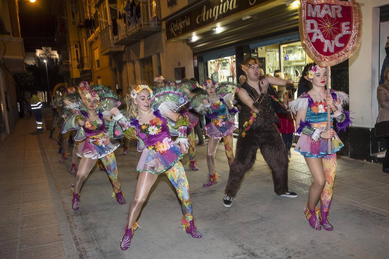 El Carnaval movilizó ayer en el casco histórico a 136 personas, de los grupos coreográficos Titánide, Paraíso y Mardance, en el primer pasacalles de las fiestas
