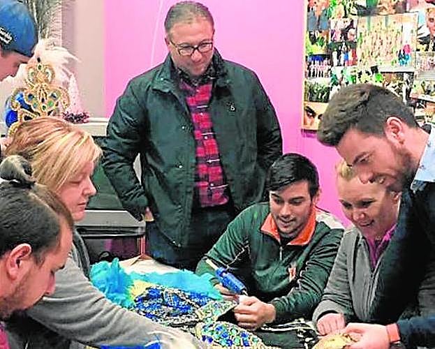 El presidente del Carnaval de Cabezo de Torres, Fran Sánchez (d), junto a carnavaleros de Sangonera y su pedáneo, Juan Jiménez.