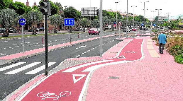 En Reino de Murcia hay tres carriles bici, dos por la calzada y uno por la acera, este último construido por la junta de compensación.