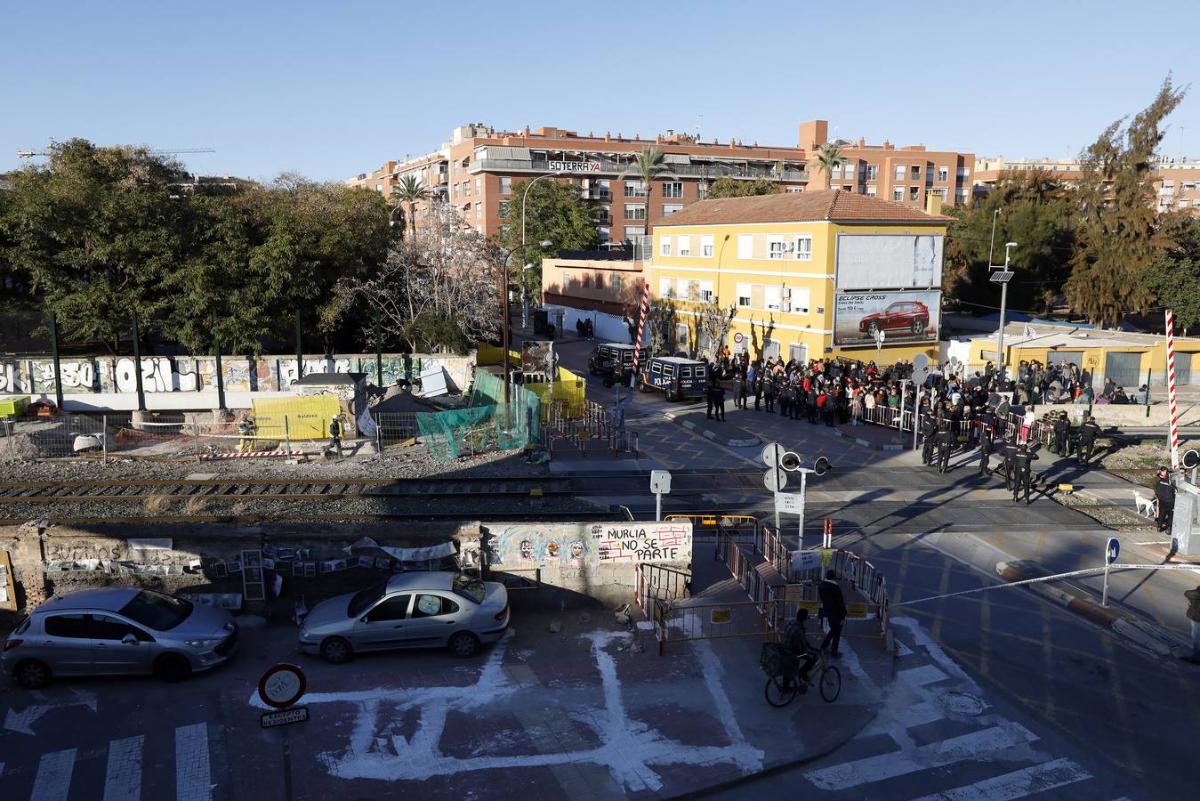 Decenas de agentes de policía nacional custodian el paso a nivel y la calle Torre de Romo en Murcia, donde este jueves comenzó el montaje de las zapatas de cimentación de esta estructura provisional