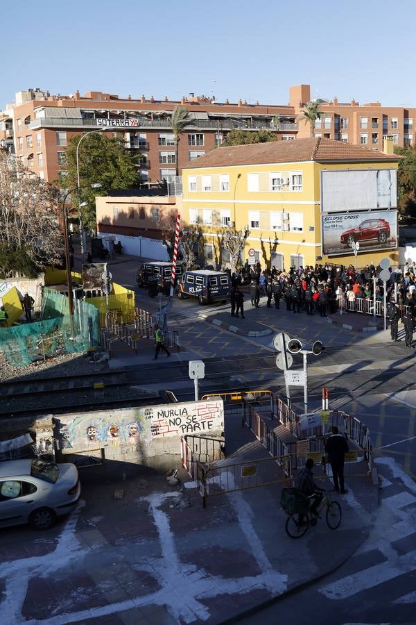 Decenas de agentes de policía nacional custodian el paso a nivel y la calle Torre de Romo en Murcia, donde este jueves comenzó el montaje de las zapatas de cimentación de esta estructura provisional