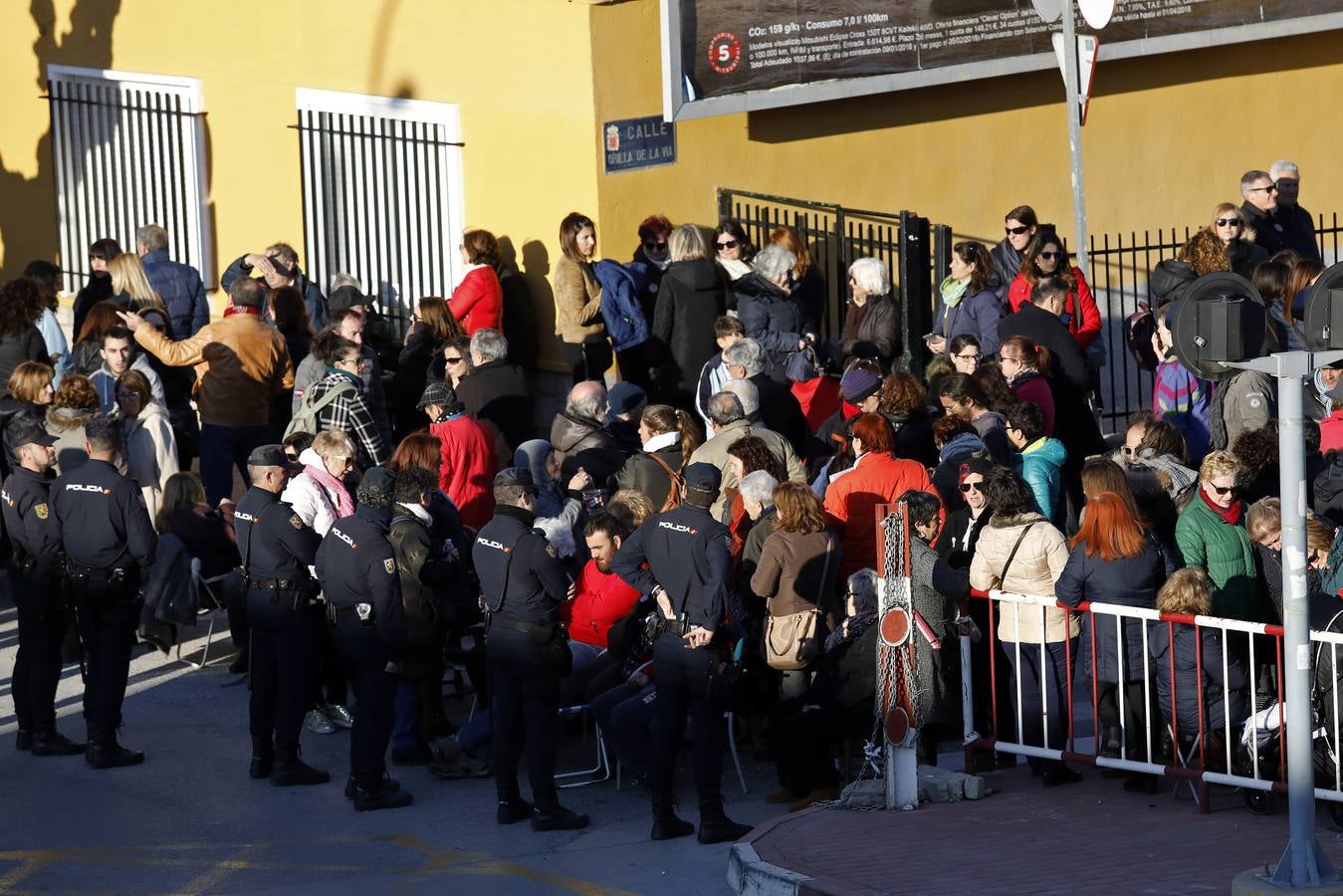 Decenas de agentes de policía nacional custodian el paso a nivel y la calle Torre de Romo en Murcia, donde este jueves comenzó el montaje de las zapatas de cimentación de esta estructura provisional