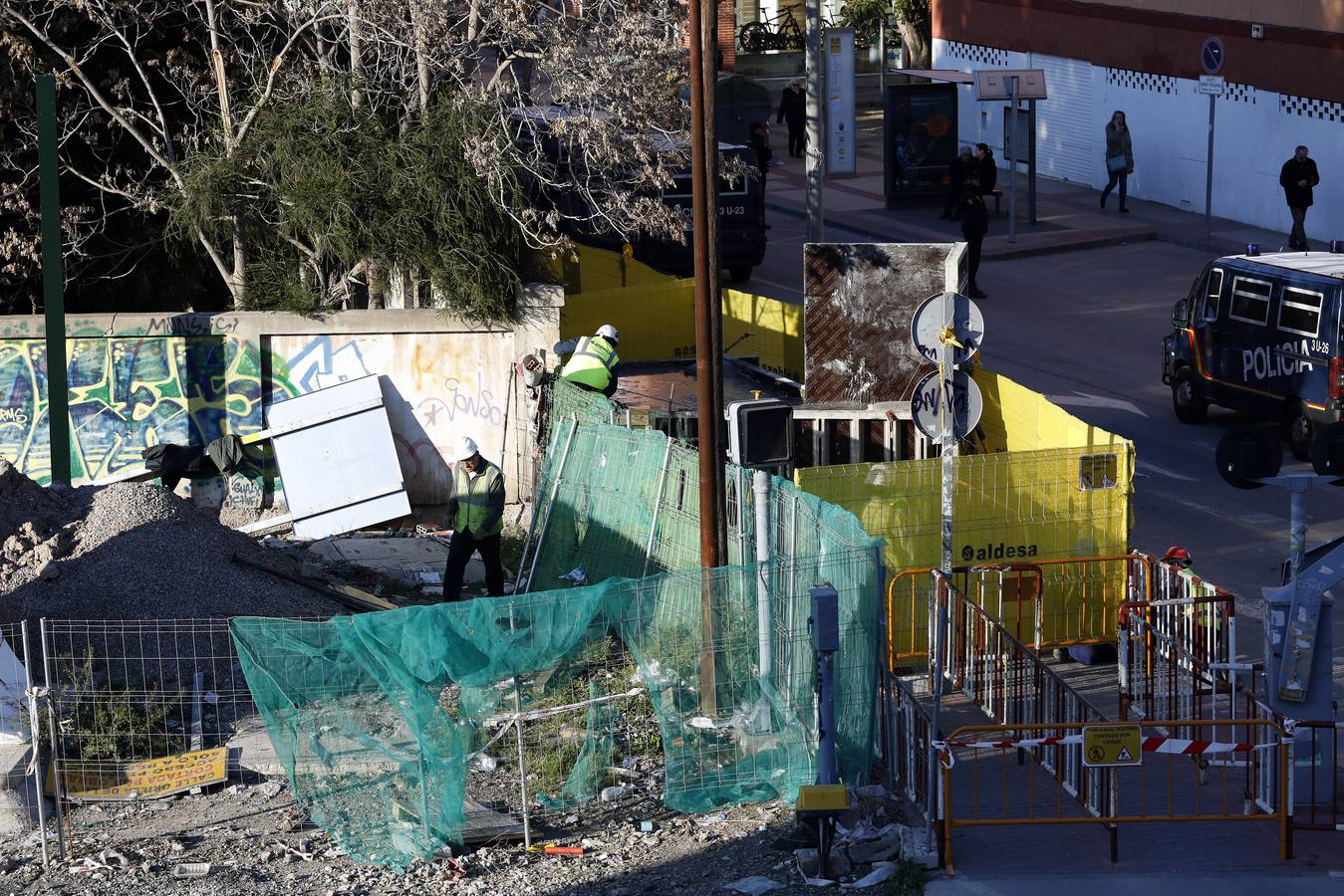 Decenas de agentes de policía nacional custodian el paso a nivel y la calle Torre de Romo en Murcia, donde este jueves comenzó el montaje de las zapatas de cimentación de esta estructura provisional