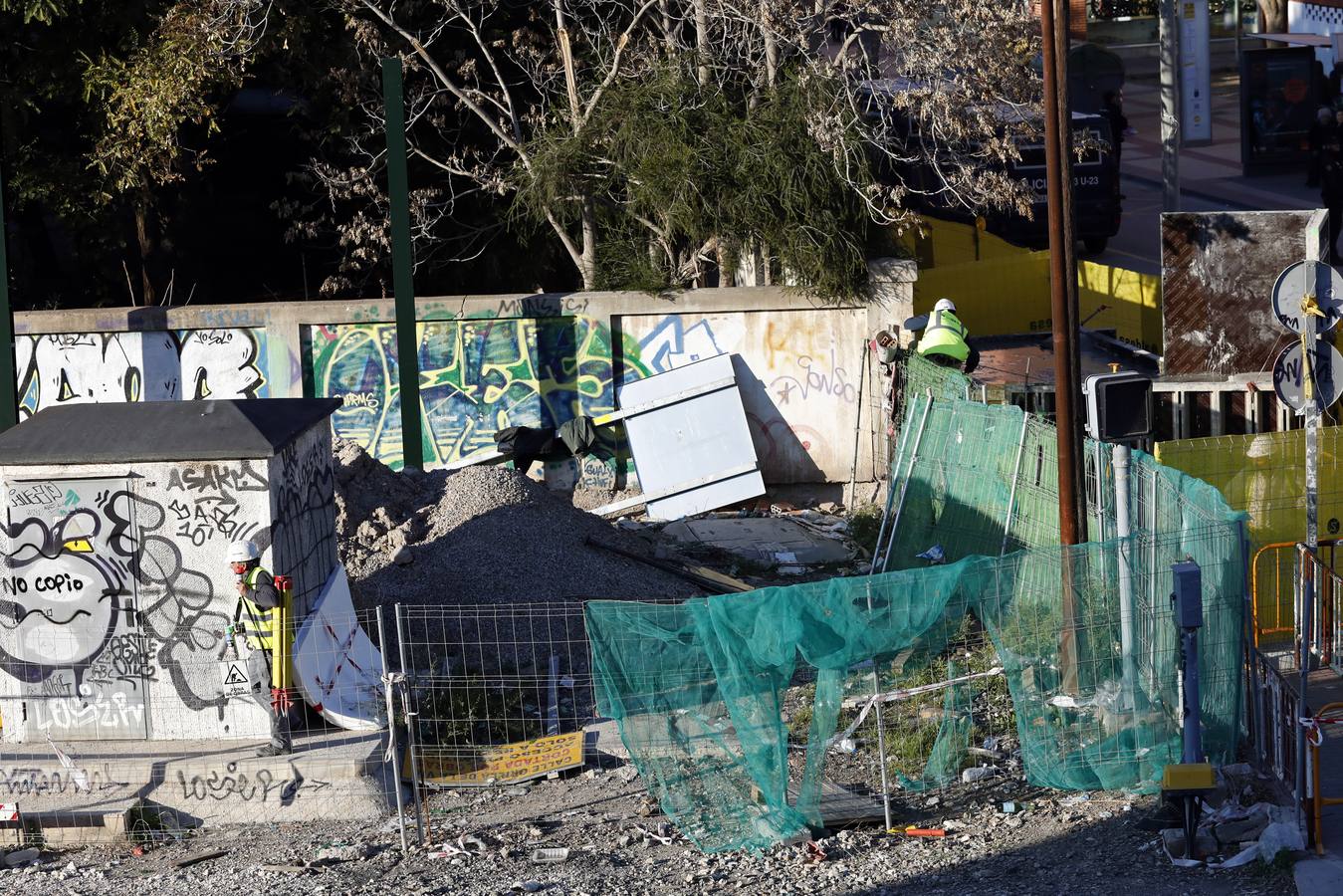 Decenas de agentes de policía nacional custodian el paso a nivel y la calle Torre de Romo en Murcia, donde este jueves comenzó el montaje de las zapatas de cimentación de esta estructura provisional