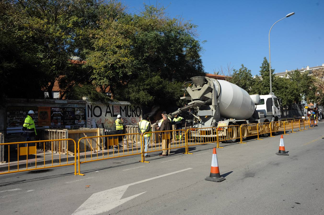 Decenas de agentes de policía nacional custodian el paso a nivel y la calle Torre de Romo en Murcia, donde este jueves comenzó el montaje de las zapatas de cimentación de esta estructura provisional