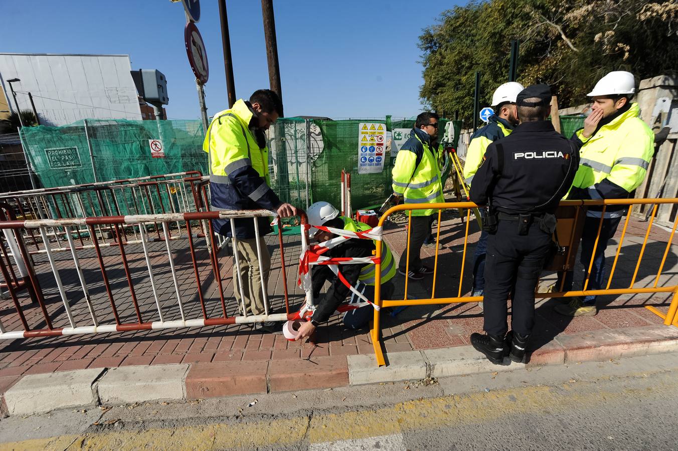 Decenas de agentes de policía nacional custodian el paso a nivel y la calle Torre de Romo en Murcia, donde este jueves comenzó el montaje de las zapatas de cimentación de esta estructura provisional