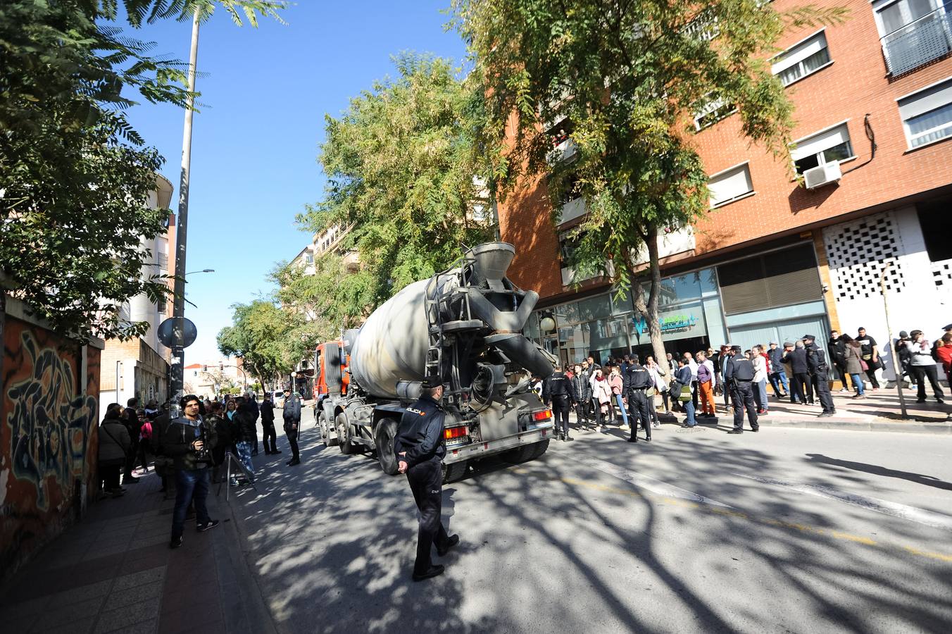 Decenas de agentes de policía nacional custodian el paso a nivel y la calle Torre de Romo en Murcia, donde este jueves comenzó el montaje de las zapatas de cimentación de esta estructura provisional