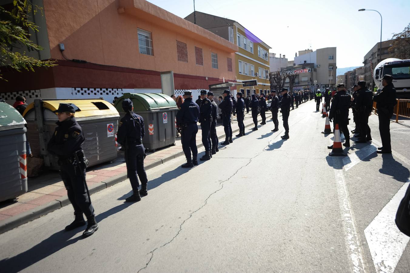 Decenas de agentes de policía nacional custodian el paso a nivel y la calle Torre de Romo en Murcia, donde este jueves comenzó el montaje de las zapatas de cimentación de esta estructura provisional