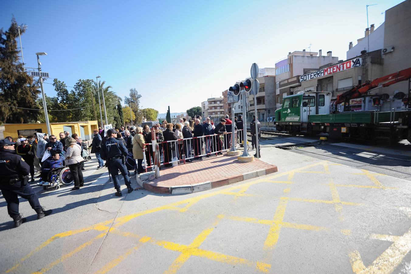 Decenas de agentes de policía nacional custodian el paso a nivel y la calle Torre de Romo en Murcia, donde este jueves comenzó el montaje de las zapatas de cimentación de esta estructura provisional