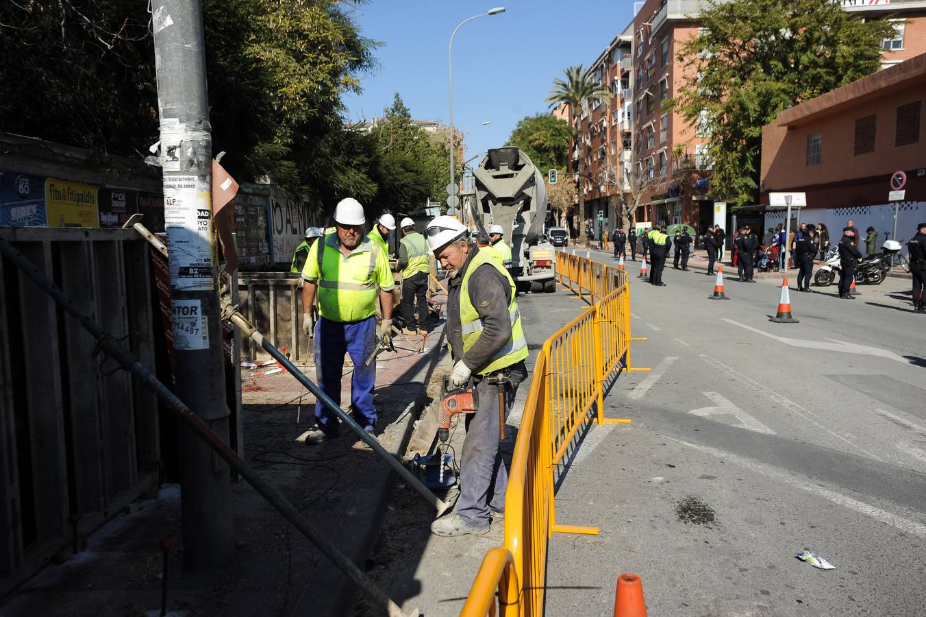 Decenas de agentes de policía nacional custodian el paso a nivel y la calle Torre de Romo en Murcia, donde este jueves comenzó el montaje de las zapatas de cimentación de esta estructura provisional