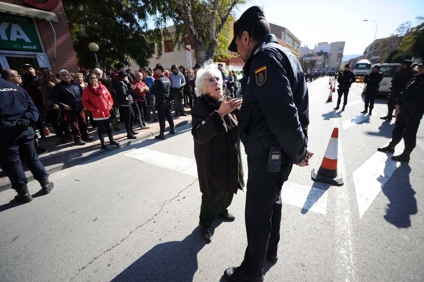 Decenas de agentes de policía nacional custodian el paso a nivel y la calle Torre de Romo en Murcia, donde este jueves comenzó el montaje de las zapatas de cimentación de esta estructura provisional