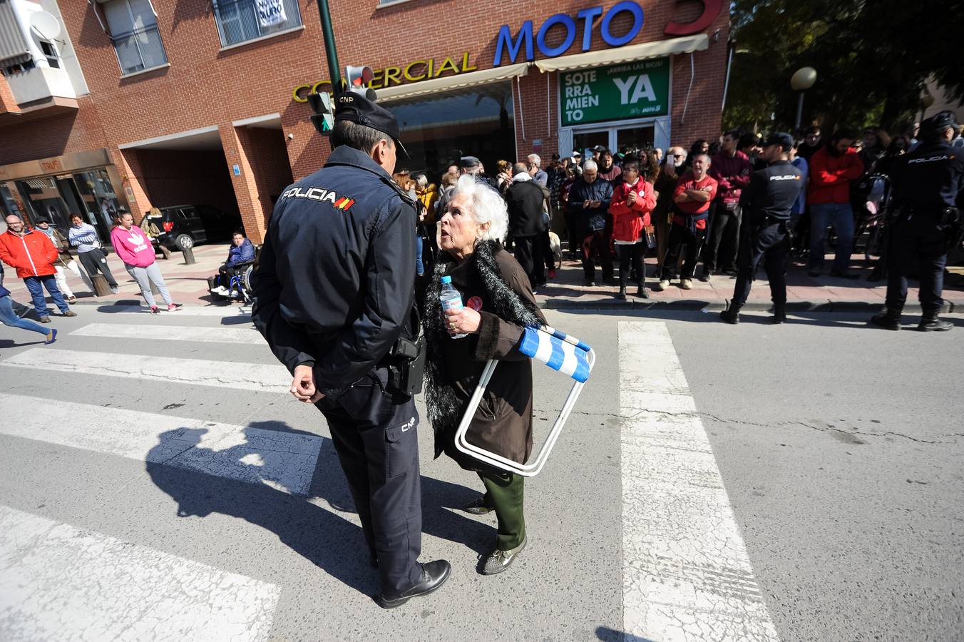 Decenas de agentes de policía nacional custodian el paso a nivel y la calle Torre de Romo en Murcia, donde este jueves comenzó el montaje de las zapatas de cimentación de esta estructura provisional