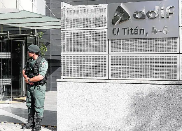 Un guardia civil vigila la sede de Adif, durante un registro judicial.