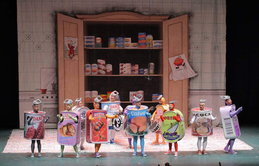 Las chirigotas sacan punta en El Batel a los conflictos políticos nacionales y locales