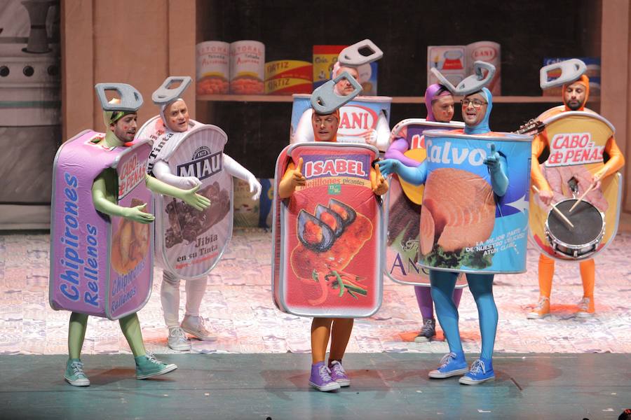 Las chirigotas sacan punta en El Batel a los conflictos políticos nacionales y locales