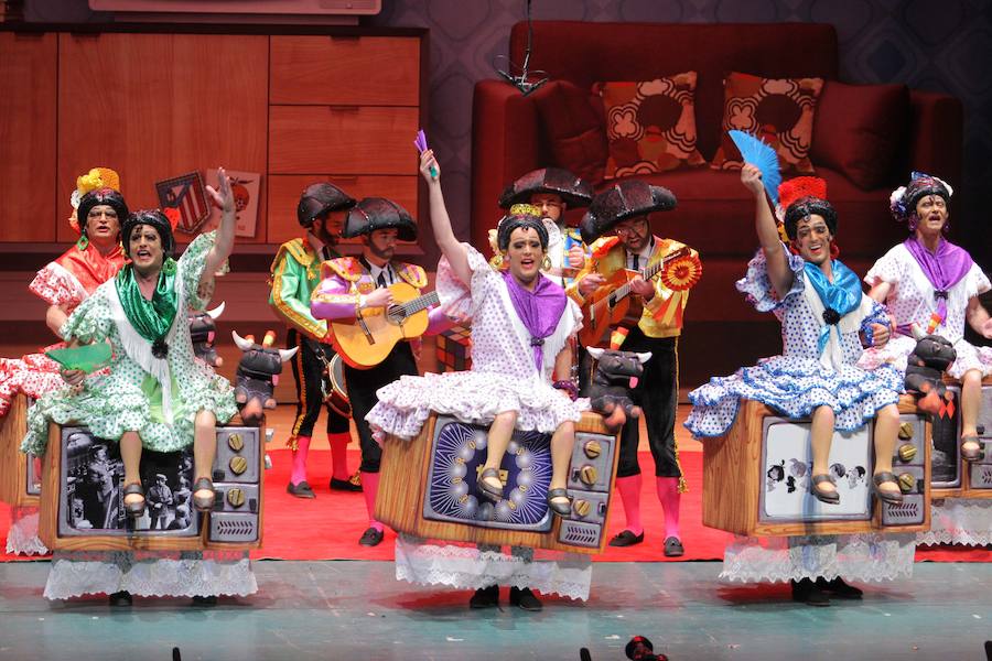 Las chirigotas sacan punta en El Batel a los conflictos políticos nacionales y locales