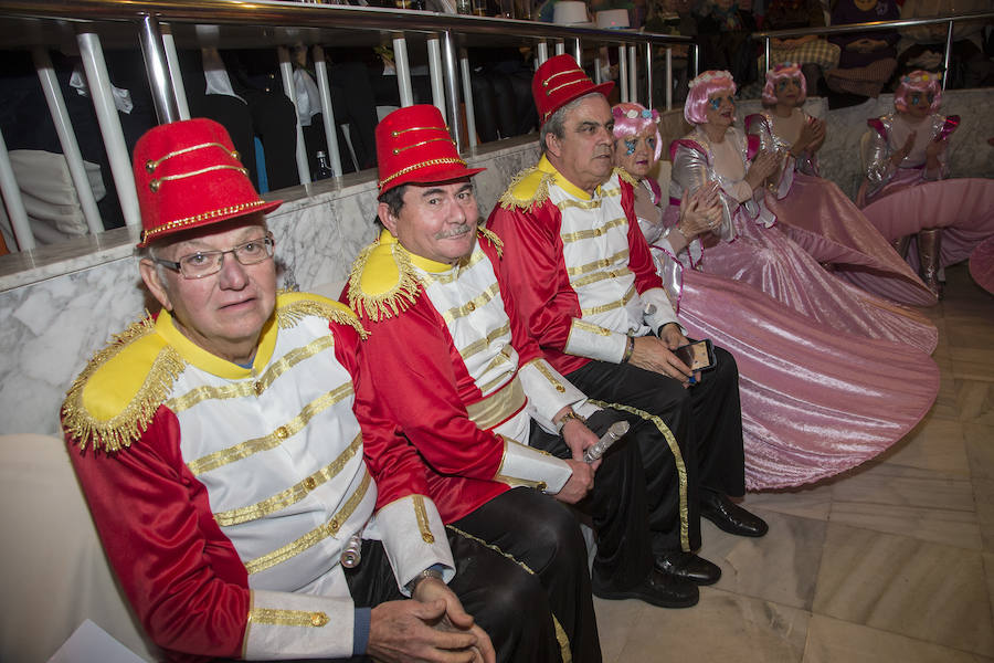 Decenas de mayores de los clubes del municipio de Cartagena celebran la tradicional gala de Carnaval