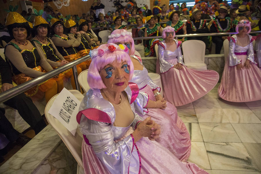 Decenas de mayores de los clubes del municipio de Cartagena celebran la tradicional gala de Carnaval