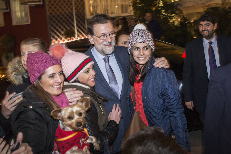 El presidente del Gobierno, Mariano Rajoy, que está de visita en la Región de Murcia, soprendió este viernes a los viandantes que se cruzaron con él en Cartagena