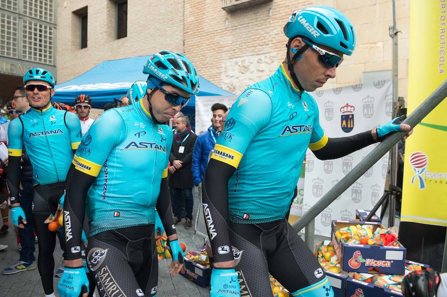 Alejandro Valverde, José Joaquín Rojas, Luis León Sánchez, Tony Martin o Philippe Gilbert son algunas de las caras más conocidas que se congregaron este sábado por la mañana en Beniel para tomar la salida de la Vuelta a Murcia. Una prueba que este año cuenta con un recorrido de 208 kilómetros, la subida de tres puertos y una meta ubicada en la Gran Vía de Murcia